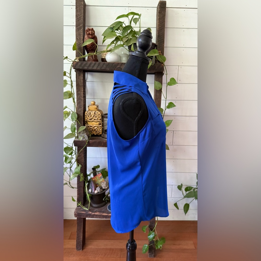 Express: Blue Sleeveless Button-Up Blouse with Cold Shoulder Back - Picture 9 of 17